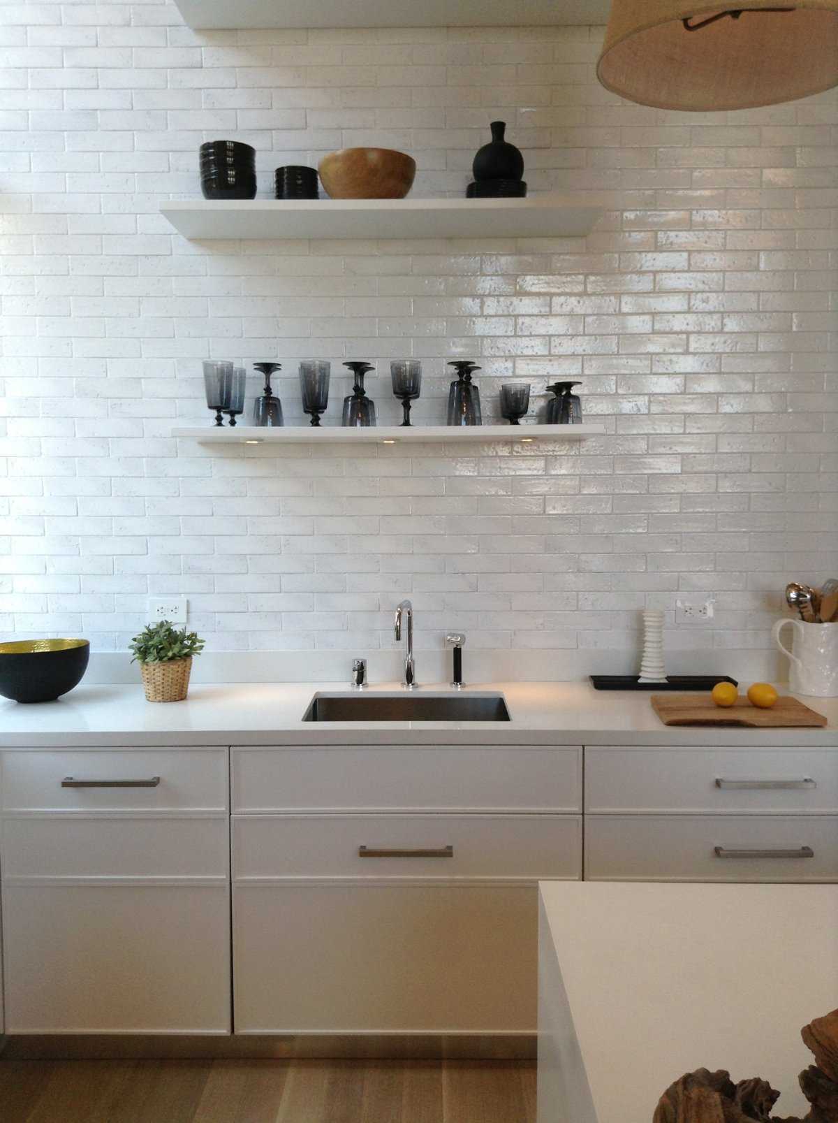 БРИК кремовый в интерьере кухни