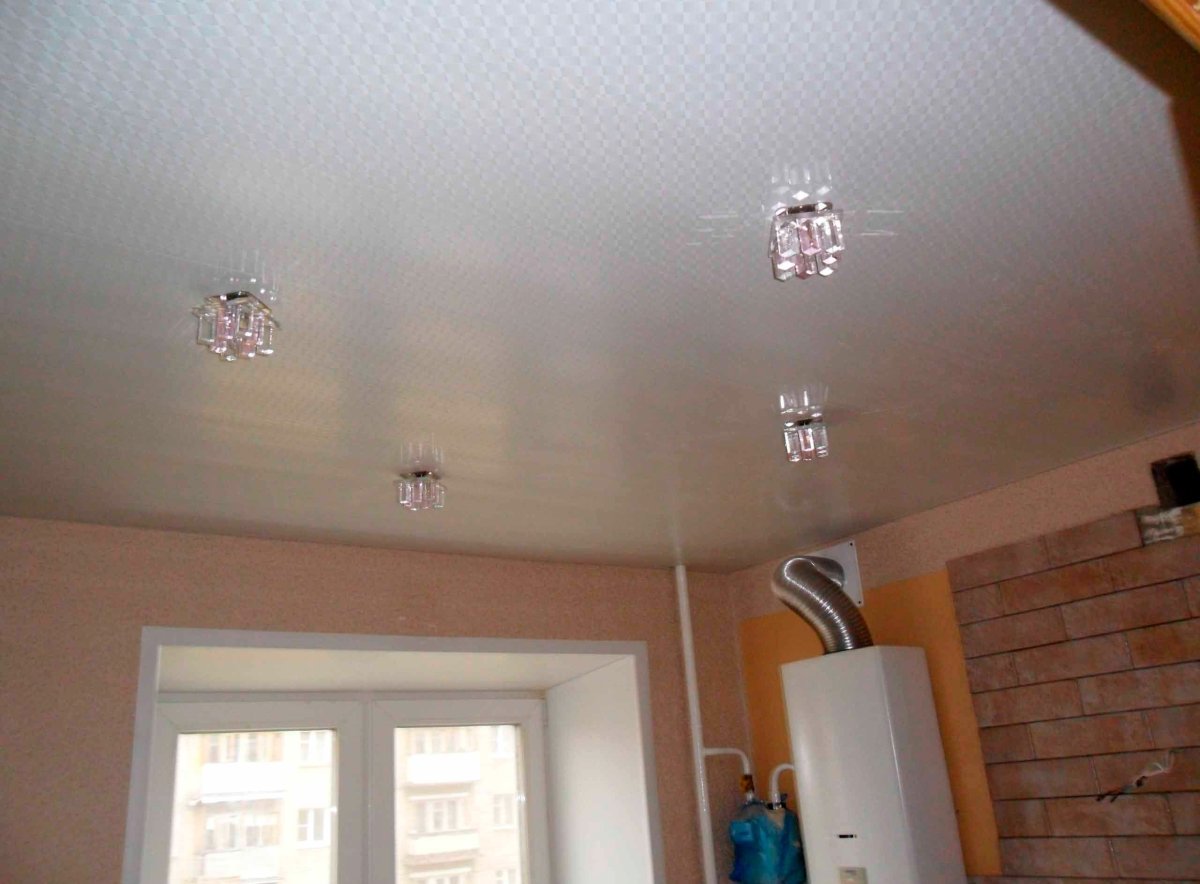 Пластиковый потолок на кухне