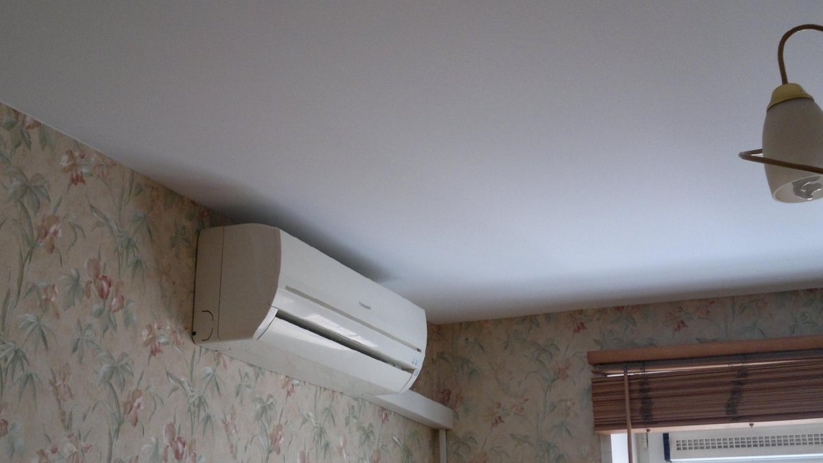 Подвесной кондиционер на потолке