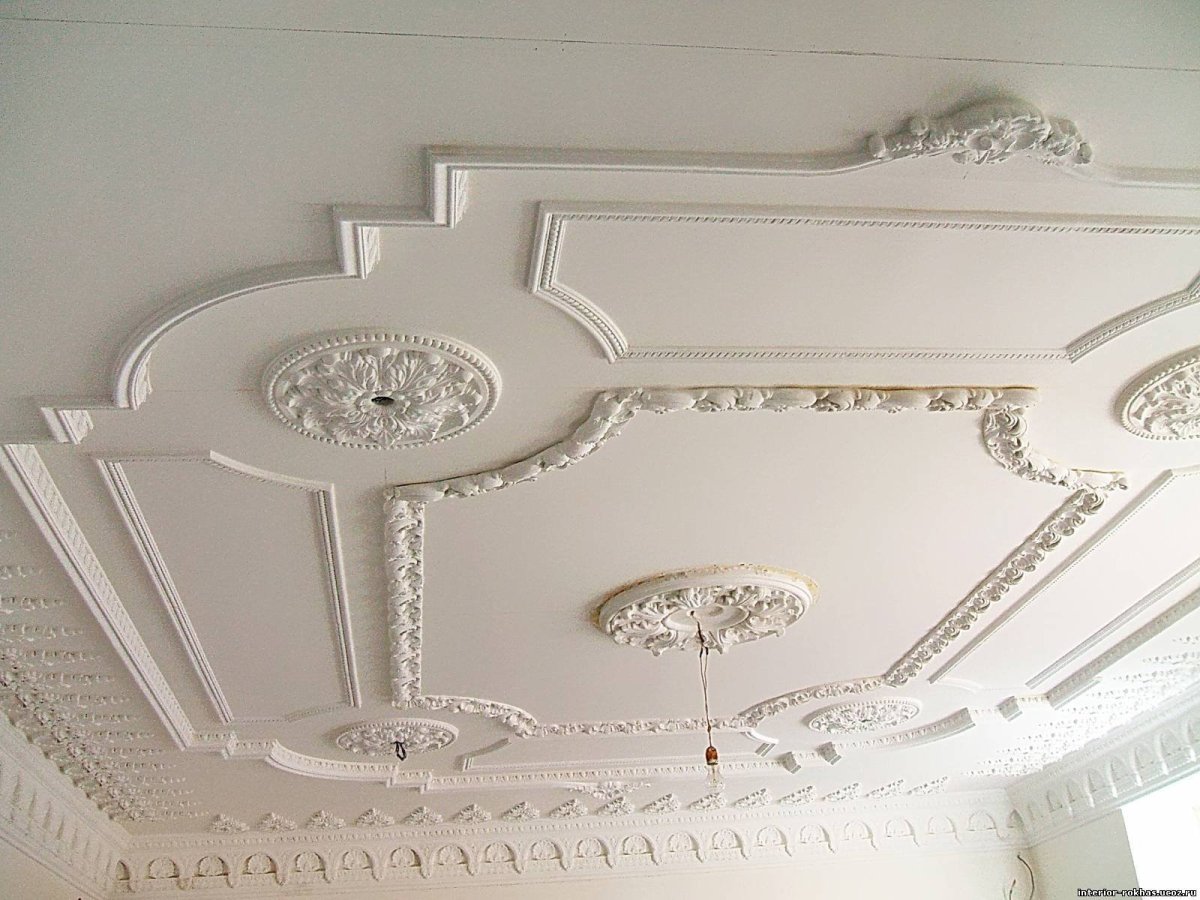 Потолок из гипсокартона с лепниной
