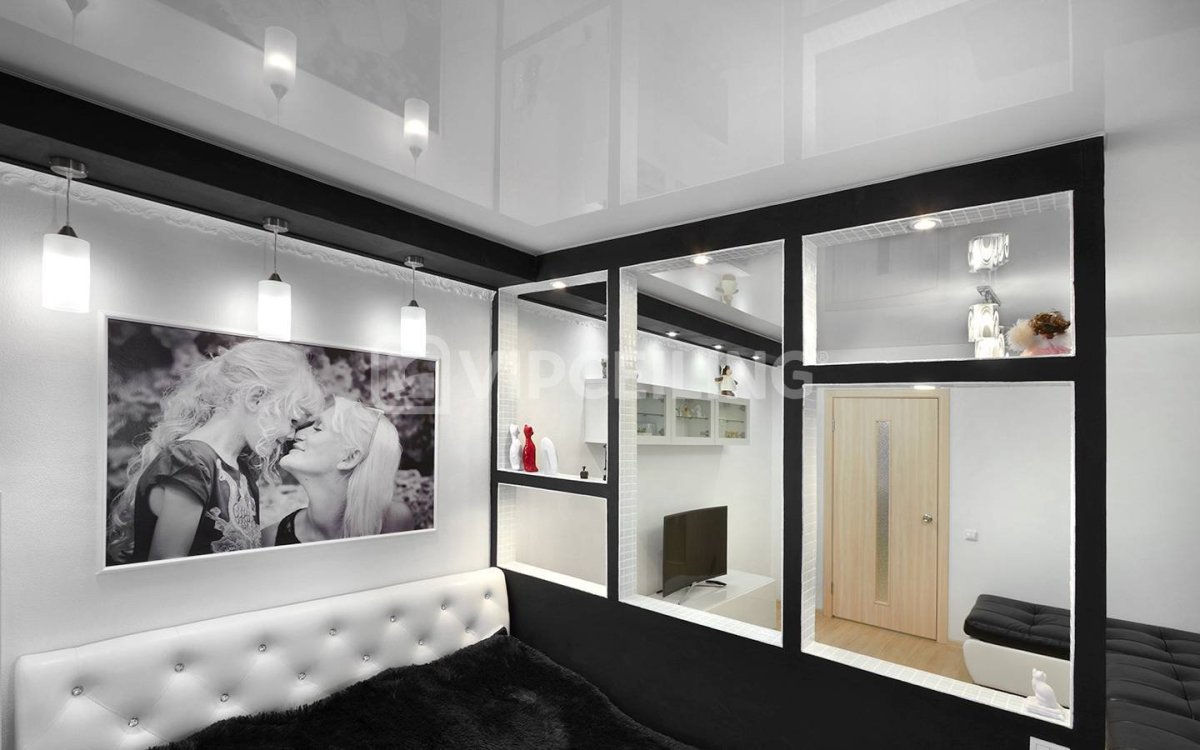 Черно белый глянцевый потолок