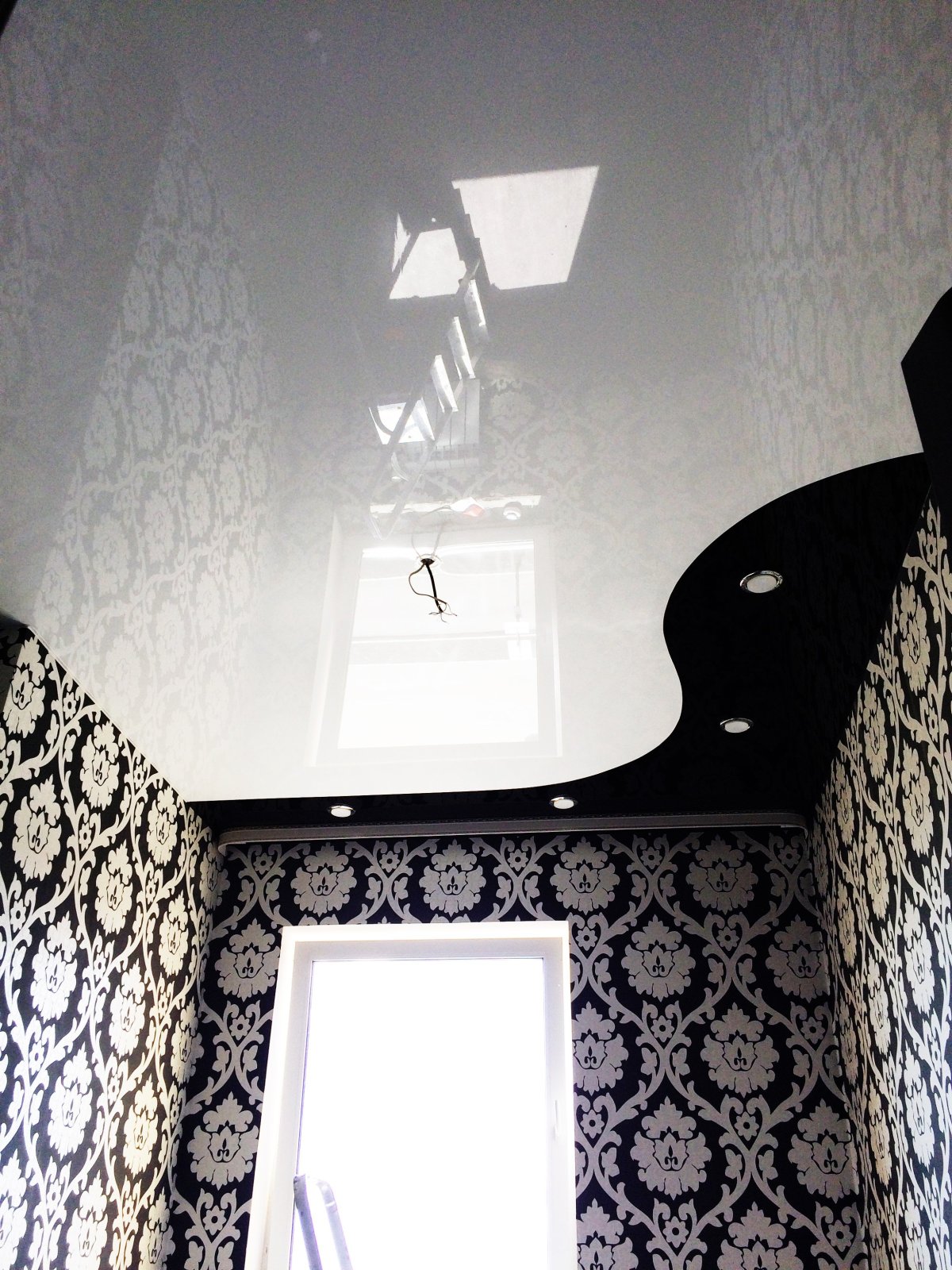 Натяжные потолки черно белые