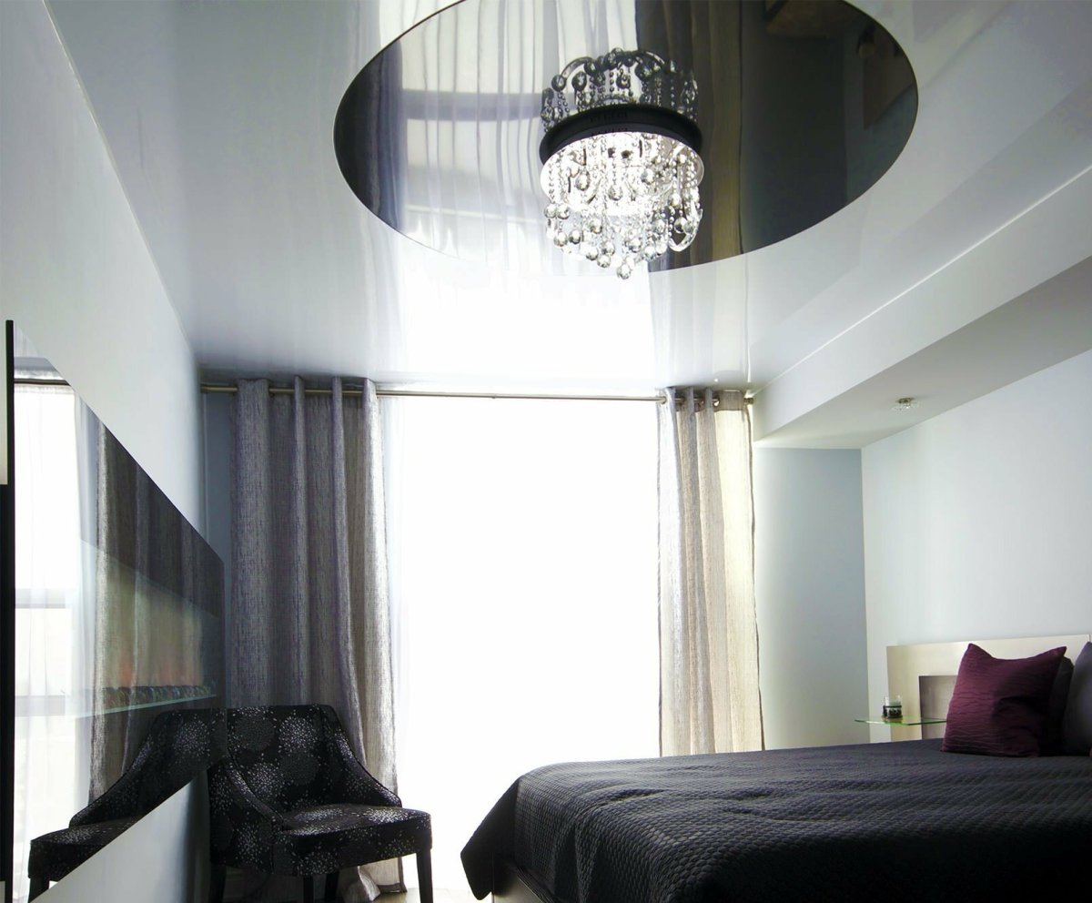 Глянцевый натяжной потолок в спальне