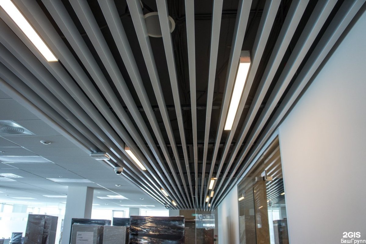 Потолок металлический реечный