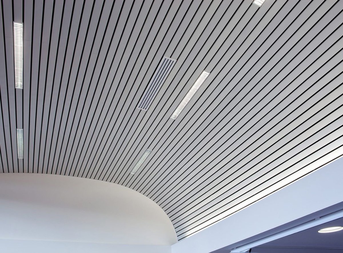 Потолок металлический реечный