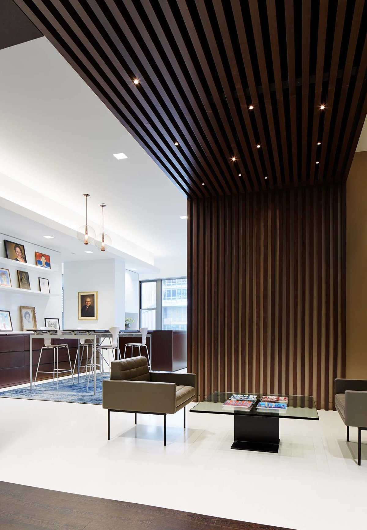 Деревянный реечный потолок кубообразный