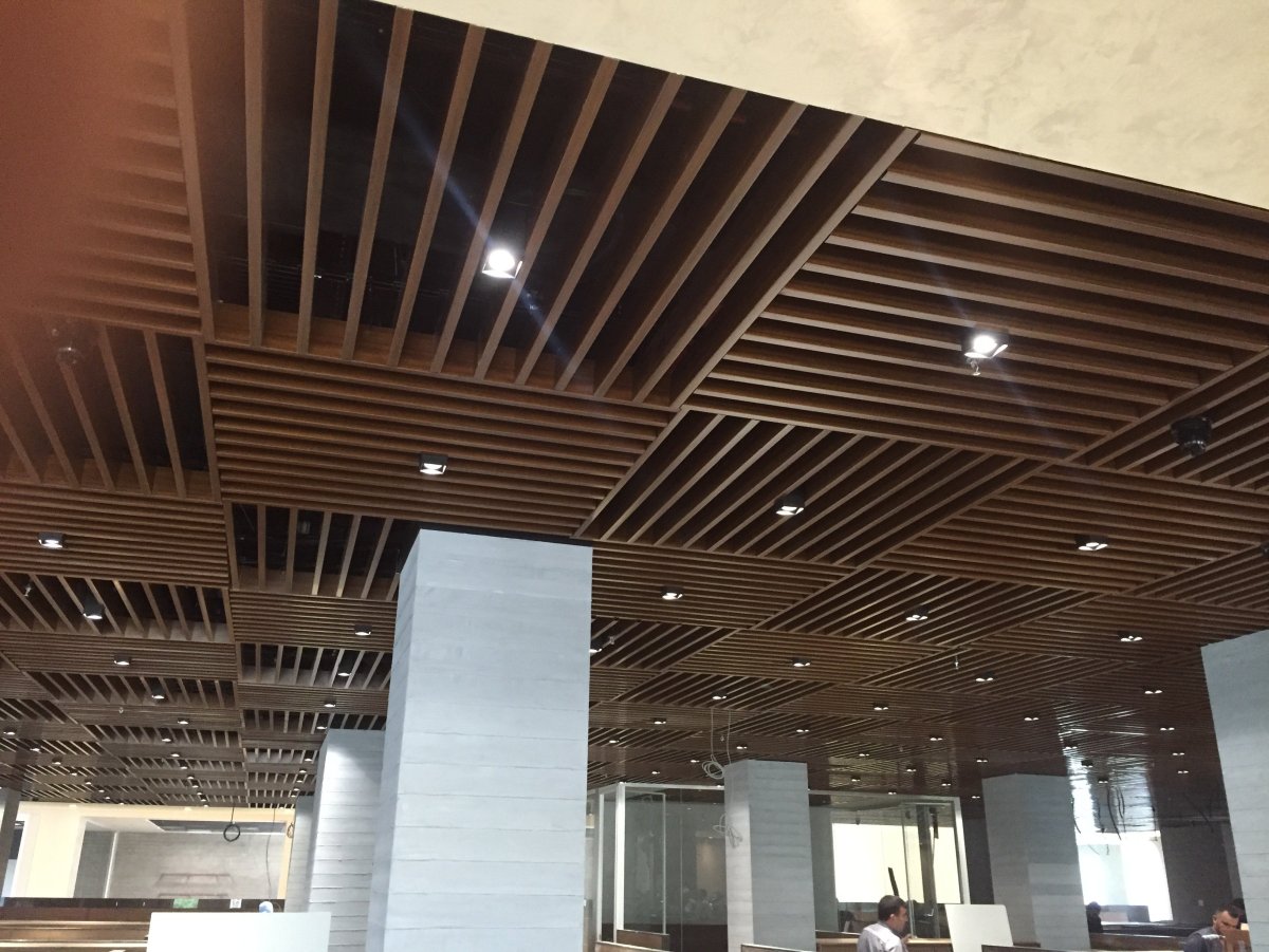 Потолочные алюминиевые панели под дерево