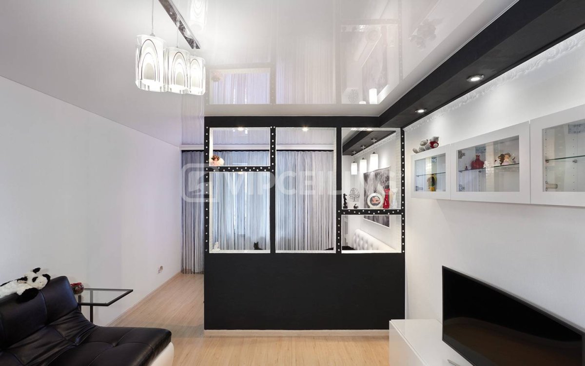 Белый потолок с черной вставкой