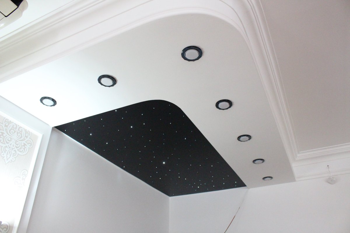 Белый потолок с черной вставкой