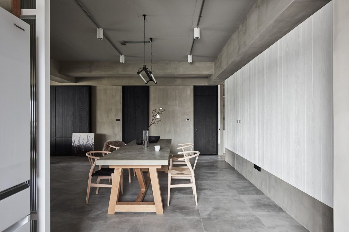 Бетонный потолок с открытой проводкой