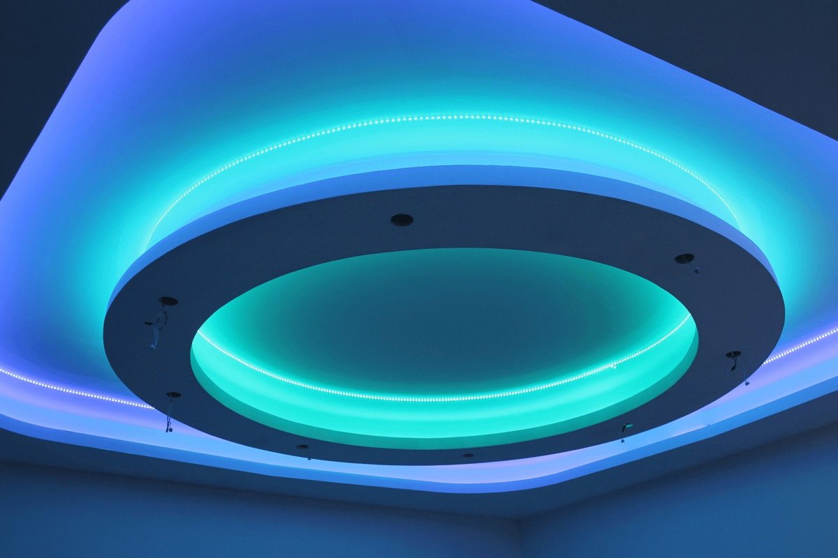 Натяжной потолок с подсветкой