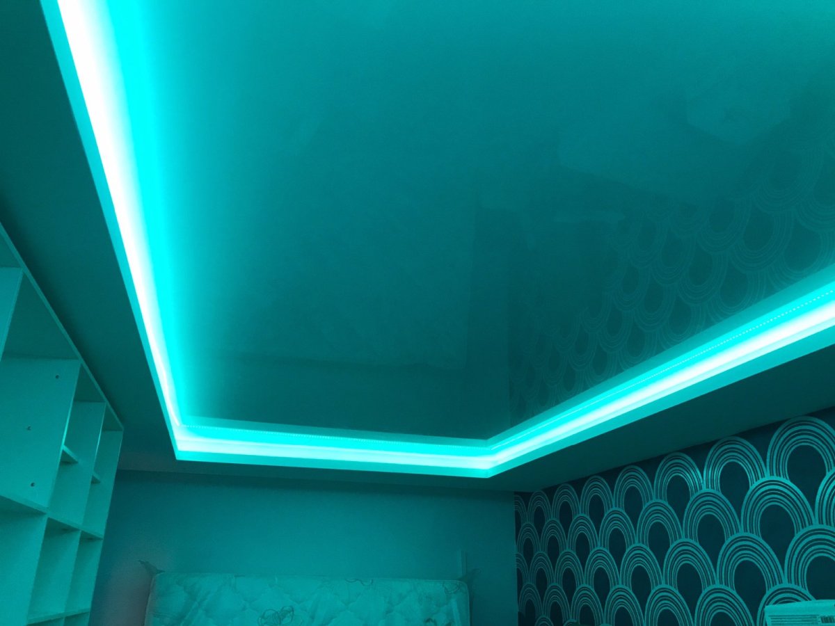 Световые линии на потолке
