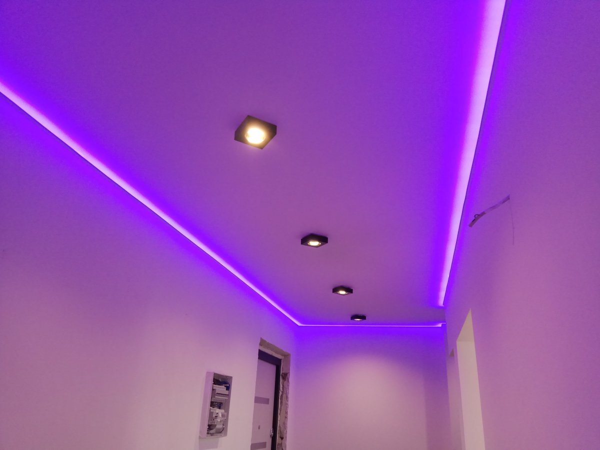 Натяжной потолок с подсветкой