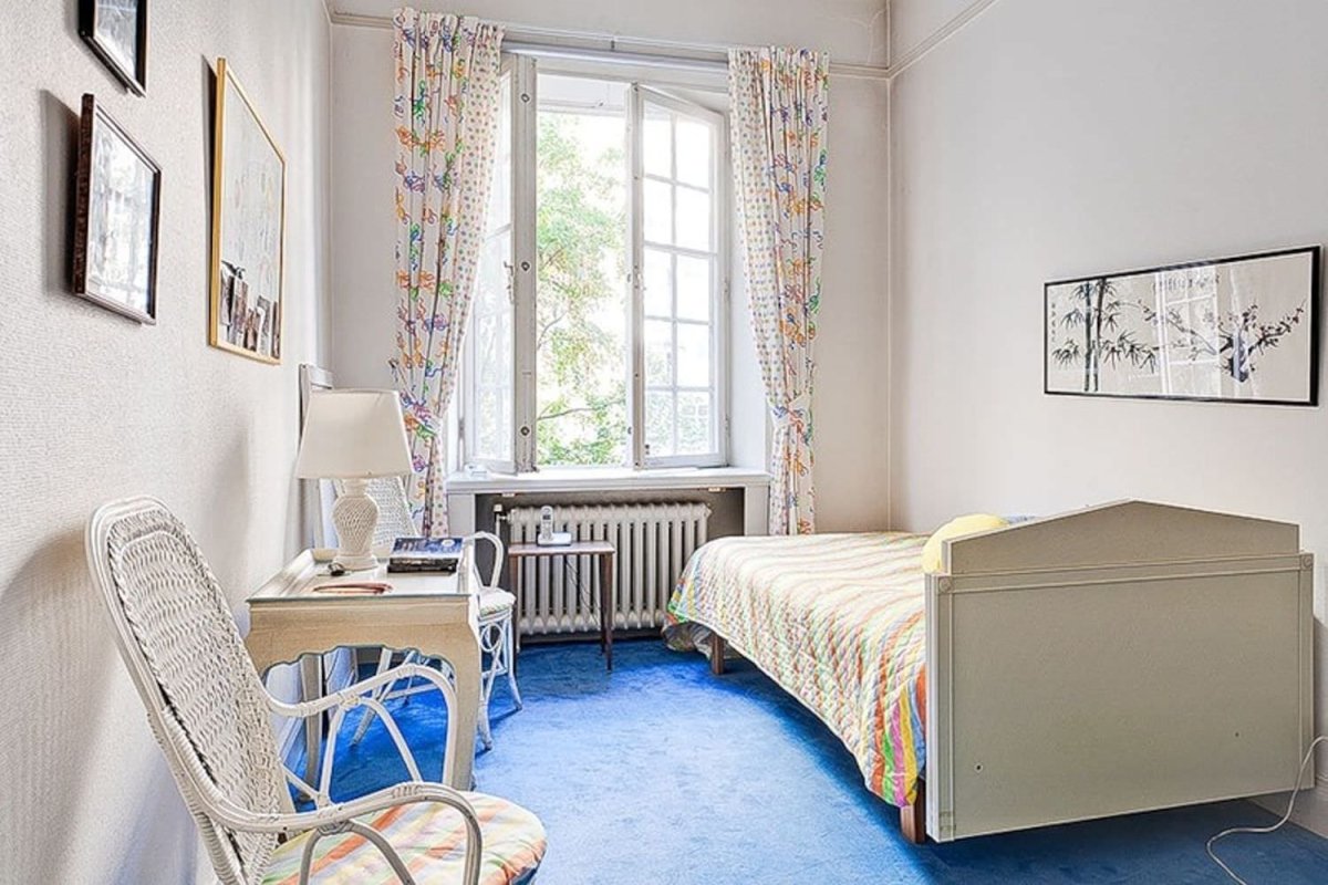 Уютная комната с односпальной кроватью