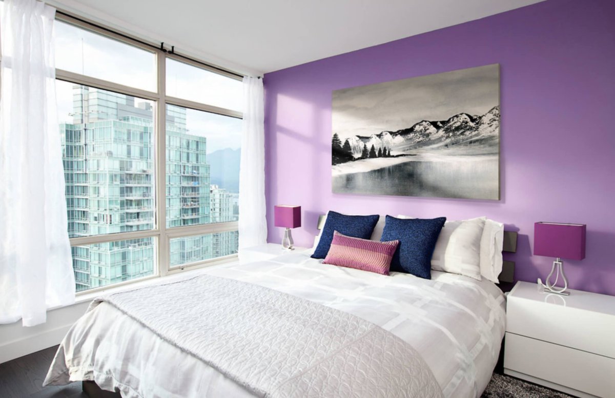 Сиреневые стены в спальне