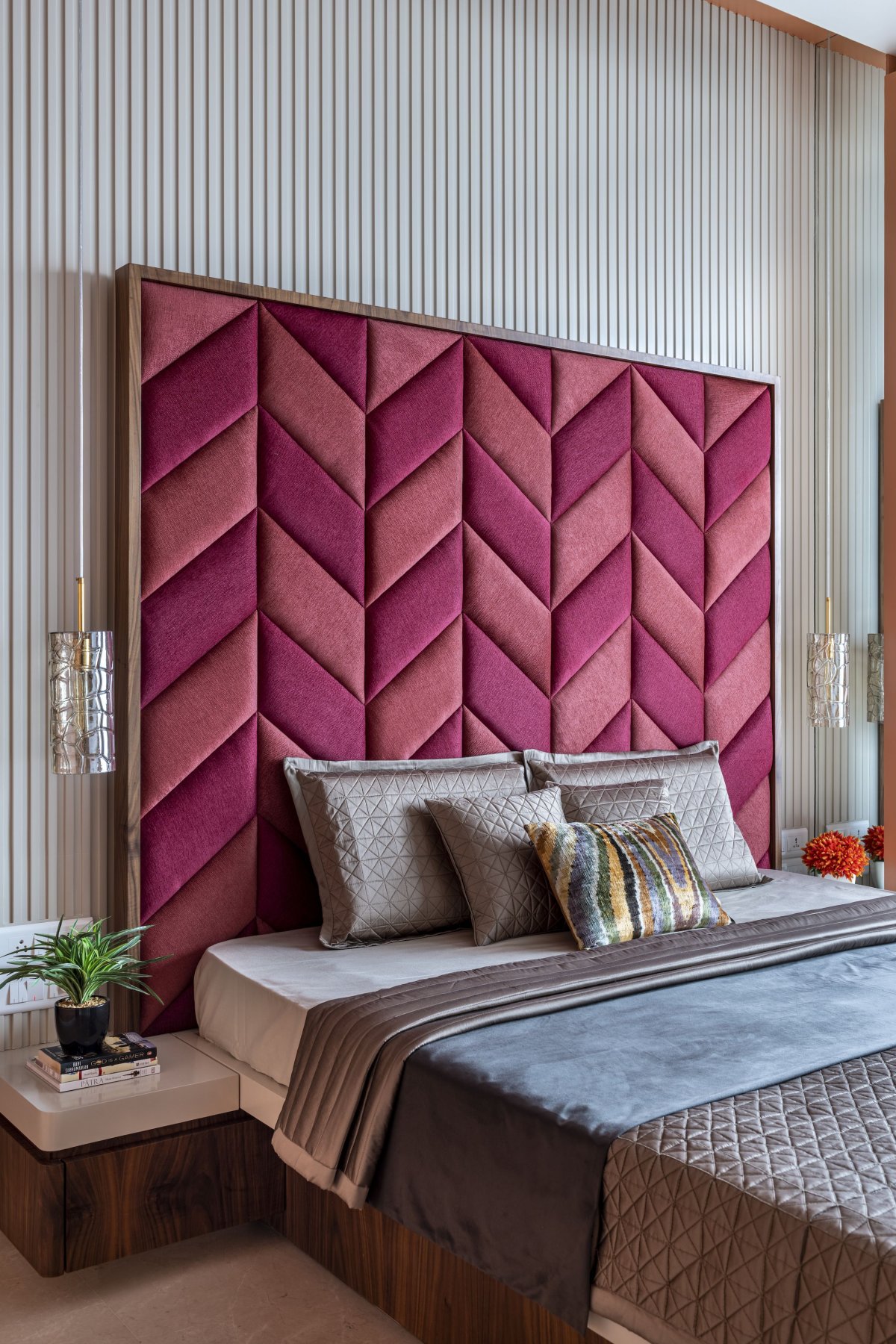 Кровать с панелями