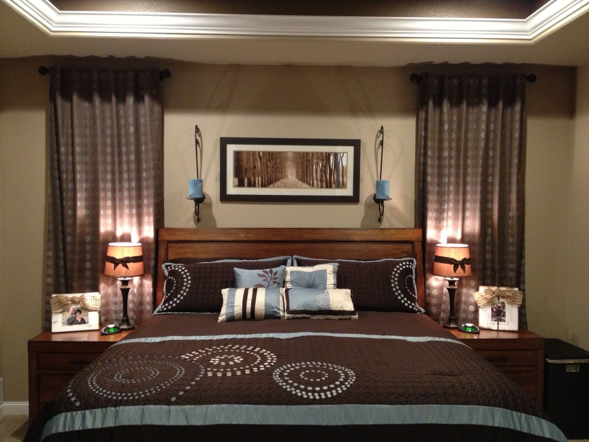 Шторы в спальную с коричневой мебелью