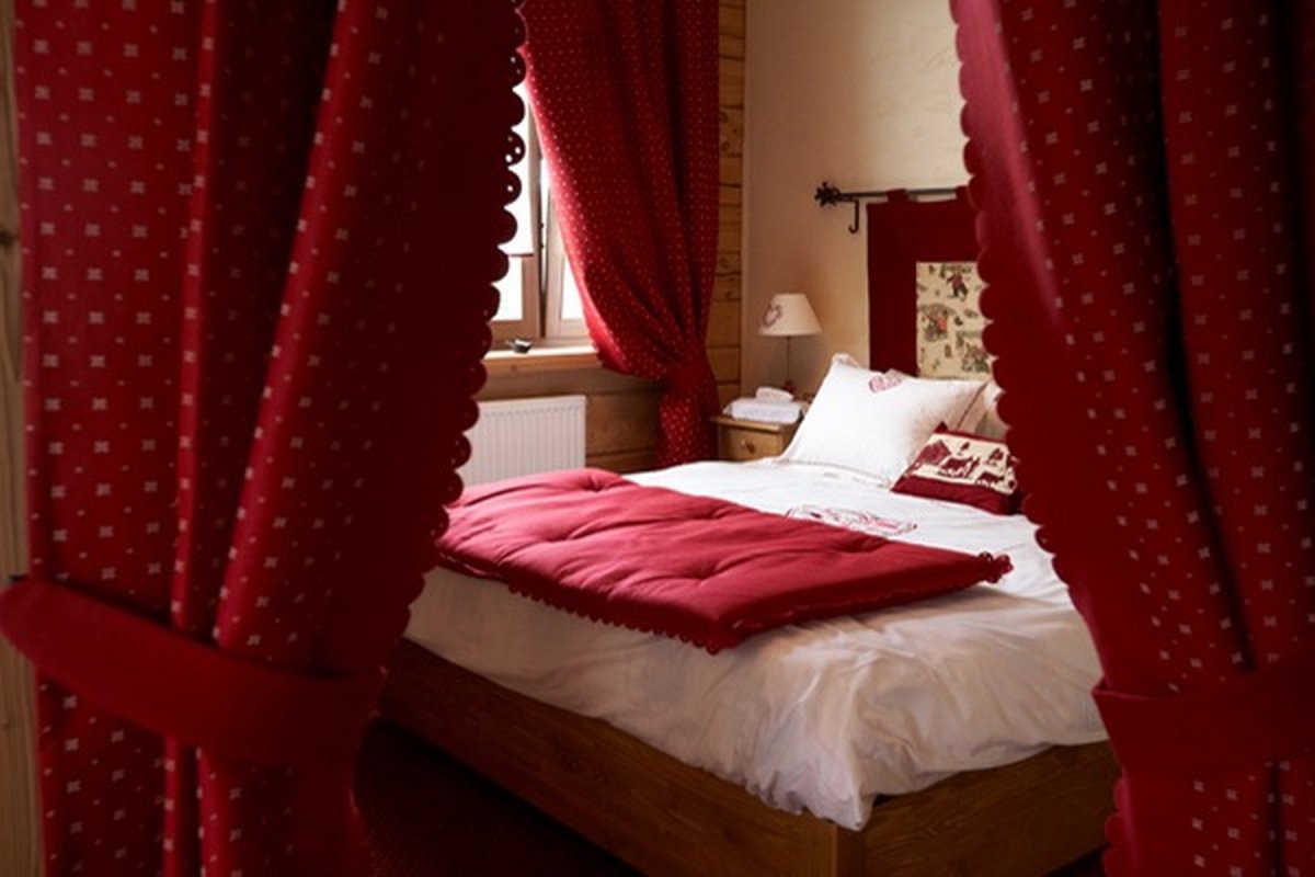 Спальная кровать с балдахином красный бордовый