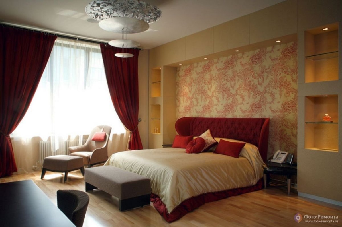 Спальня в бордово бежевых тонах