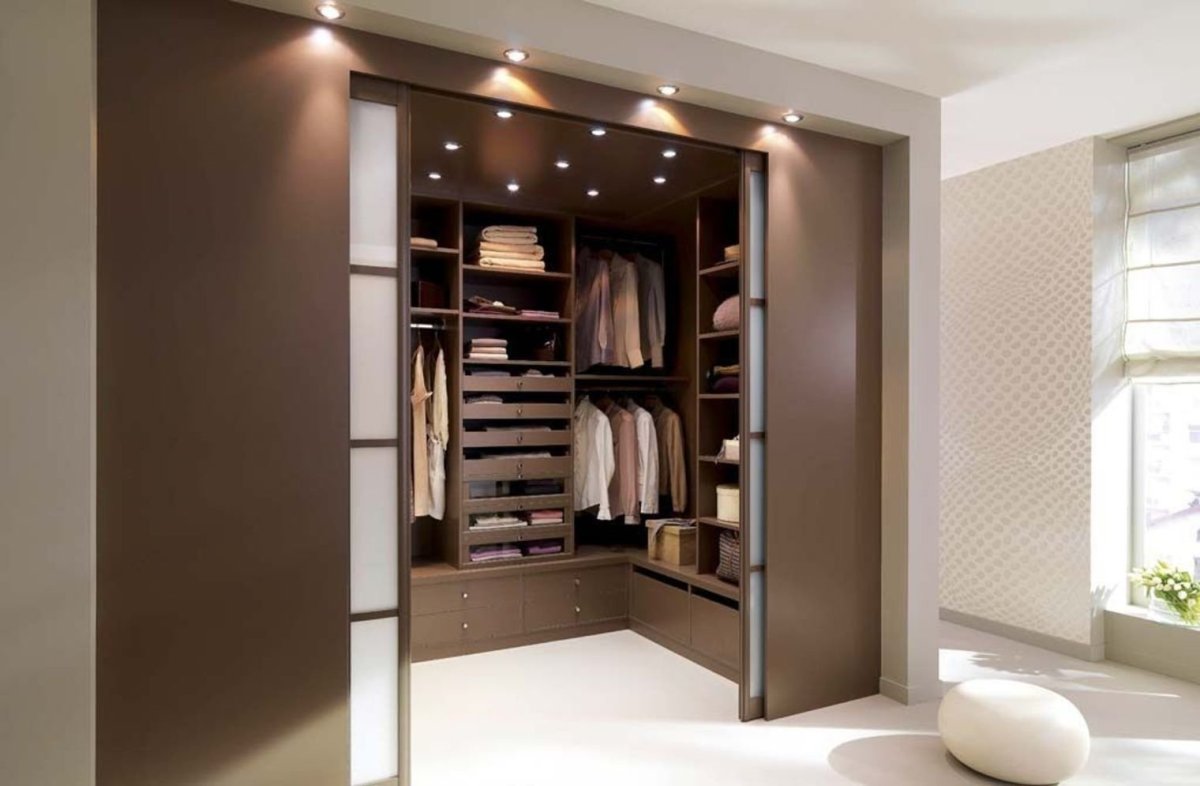 Гардеробная комната в спальне
