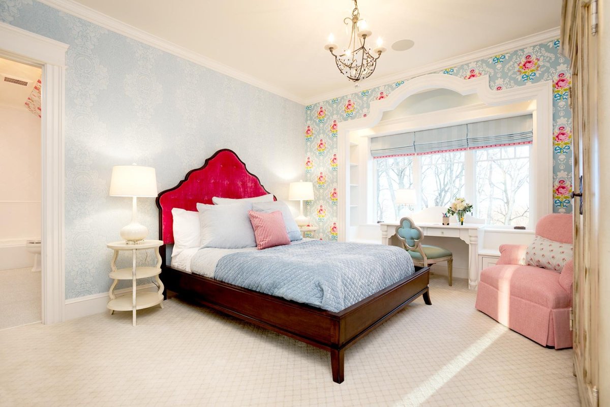 Цветные обои в интерьере спальни