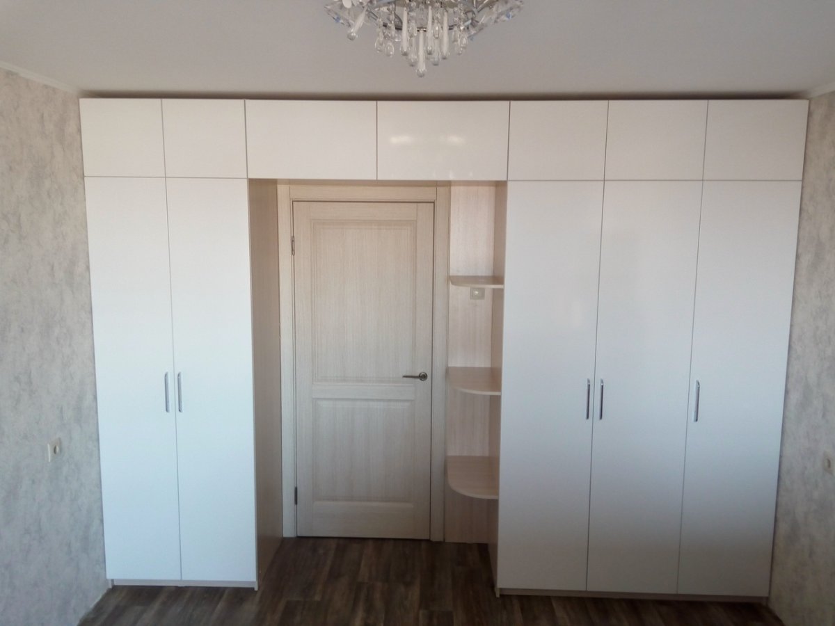 Шкаф с антресолью над проемом