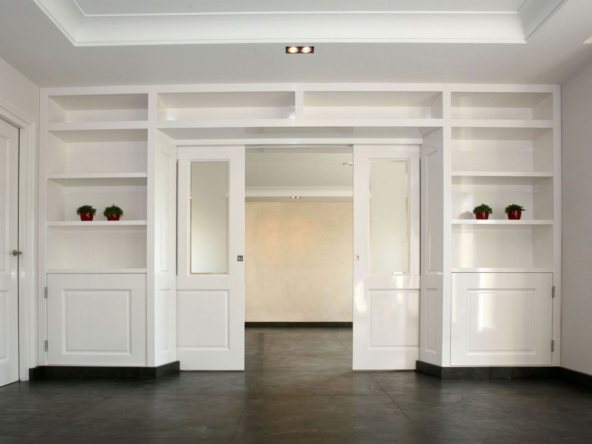 Встроенный шкаф вокруг дверного проема