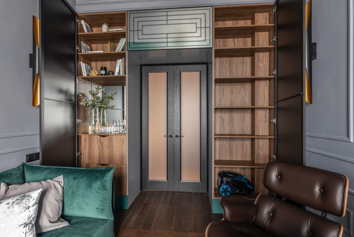 Шкафы вокруг дверного проема в гостиной