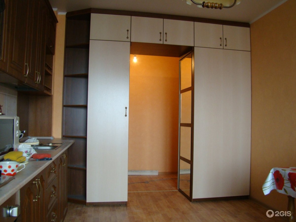 Шкаф с антресолями над дверью