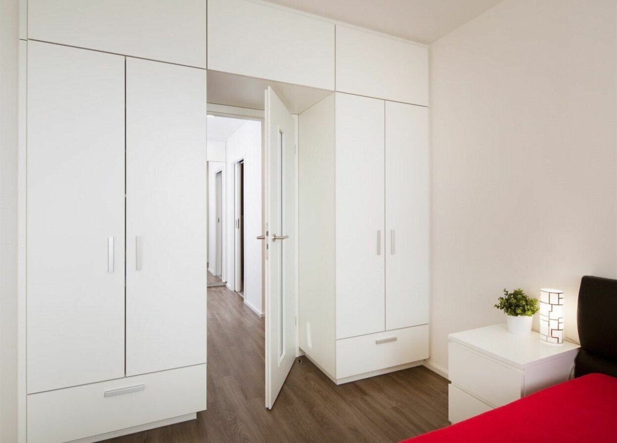 Шкафы вокруг двери в комнату