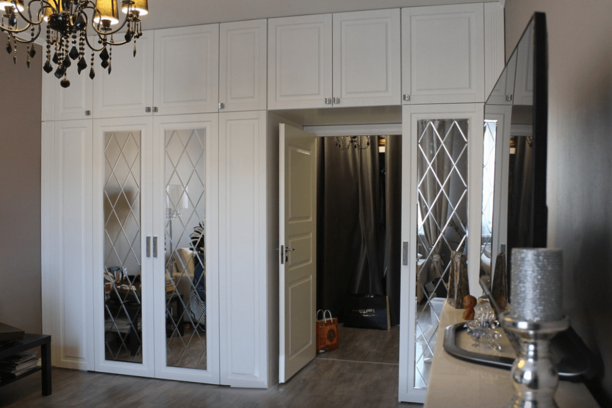 Зеркальный шкаф вокруг двери