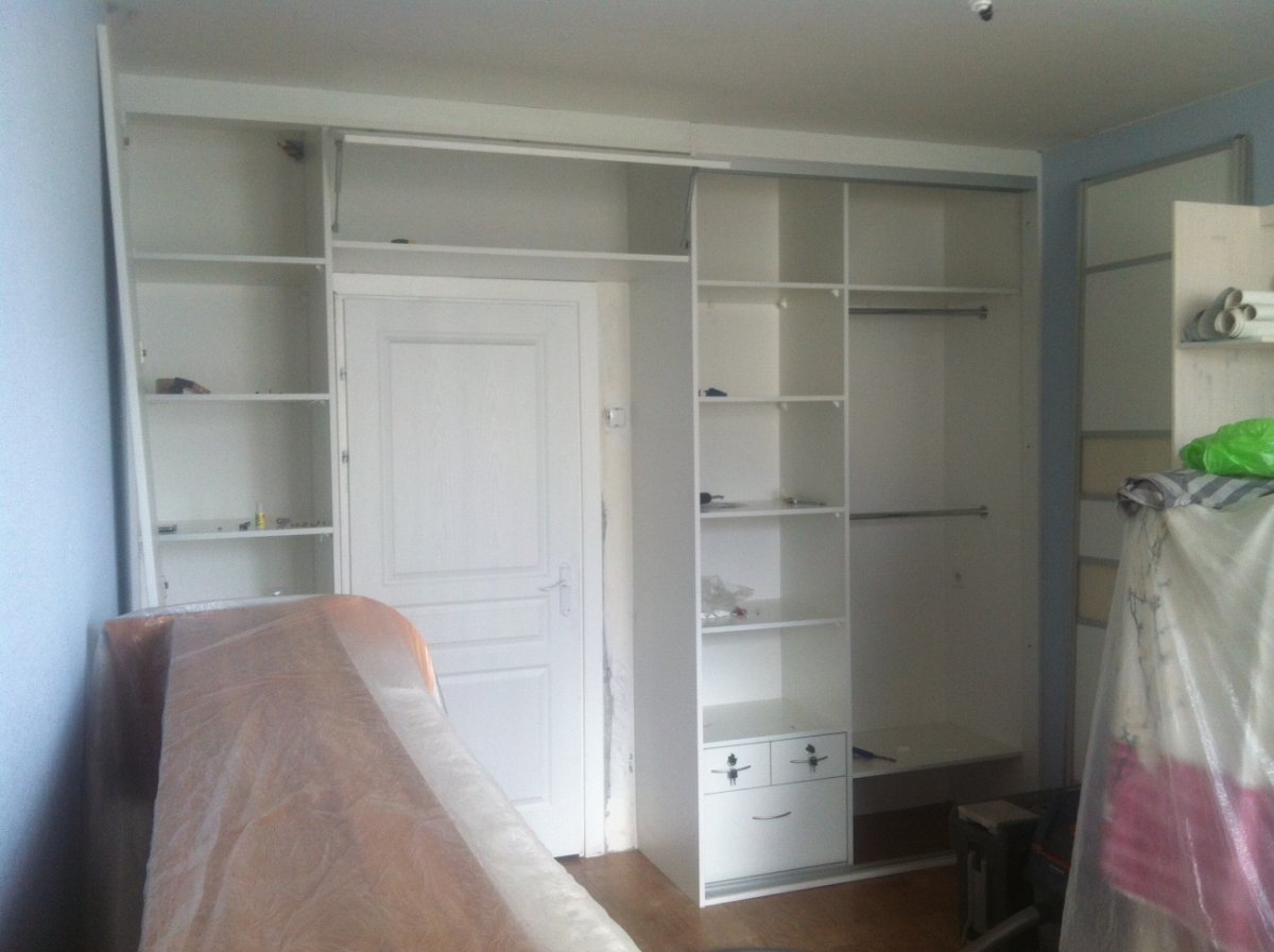 Шкаф над дверью в комнате