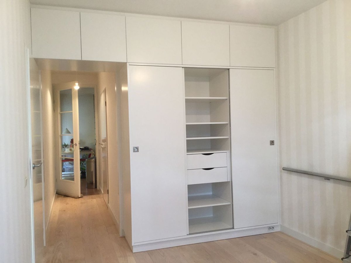 Шкаф вокруг двери