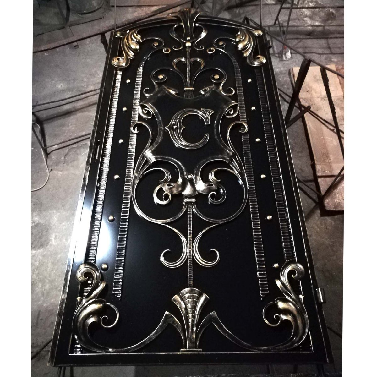 Кузнечная ковка на двери