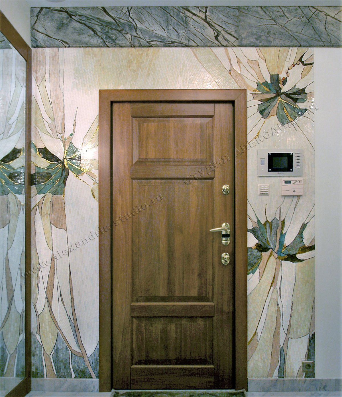 Декор вокруг двери