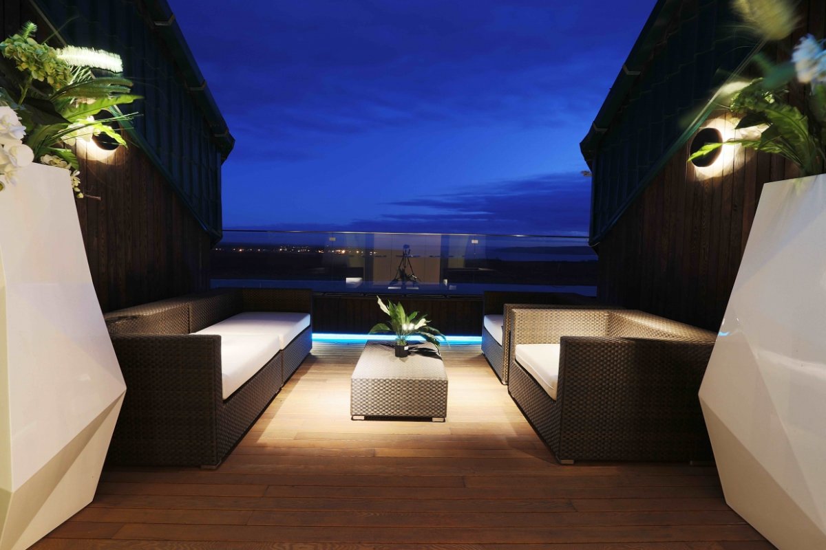 Отеля терраса вечером темный