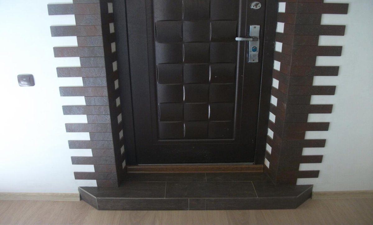 Отделка дверного проема входной двери