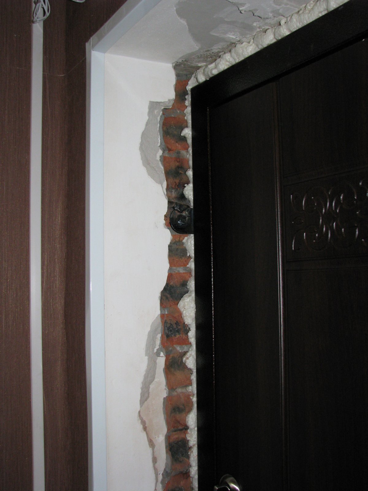 Отделка откосов двери мозаикой