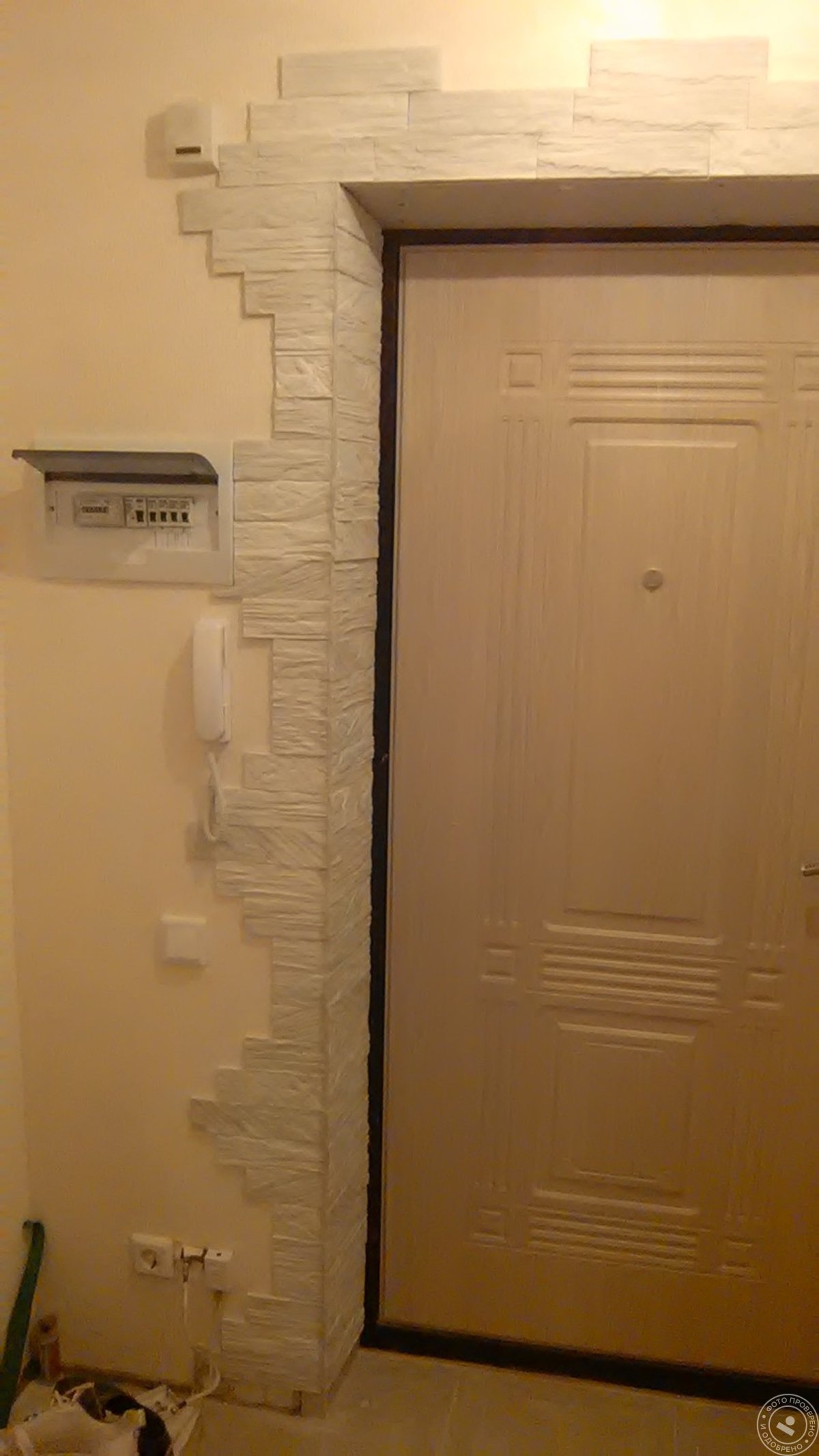 Отделка дверного проема без двери декоративным камнем