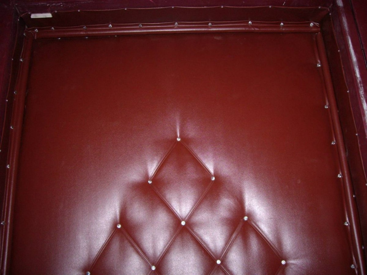 Обивка дверей кожей