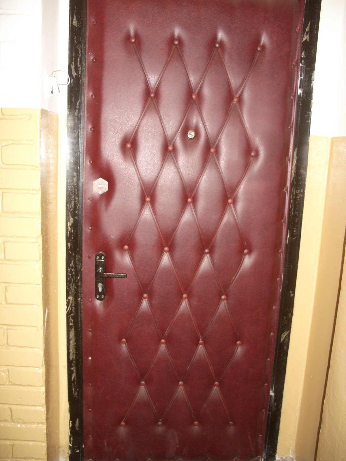 Обтяжка двери дермантином