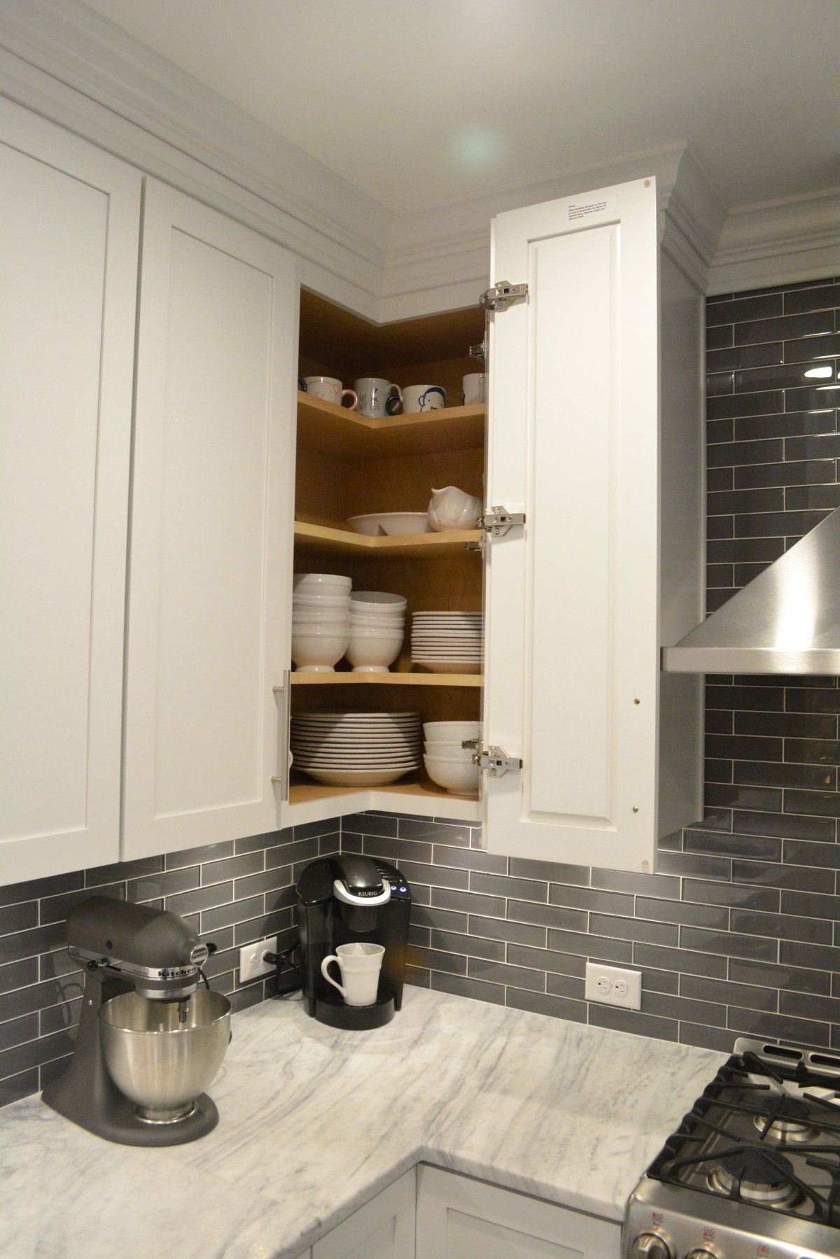 Угловой верхний шкаф на кухню