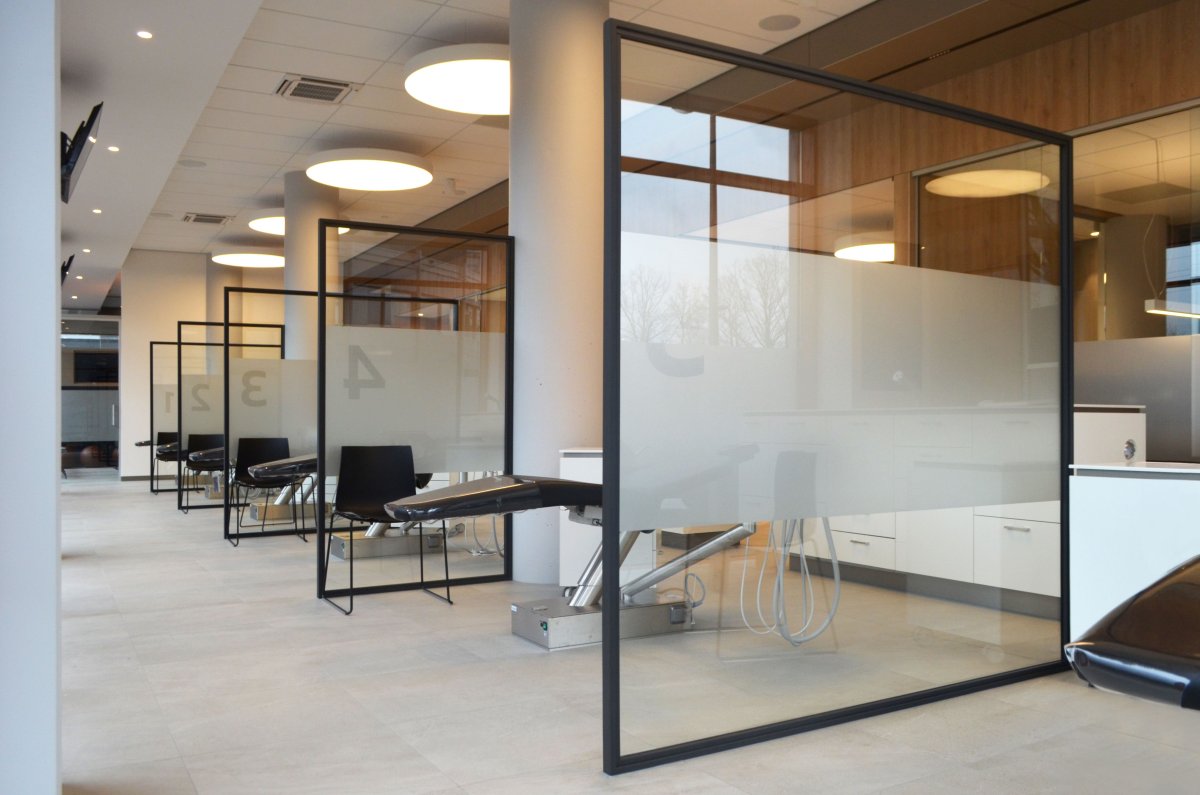 Офисная перегородка стеклянная матовая для стола