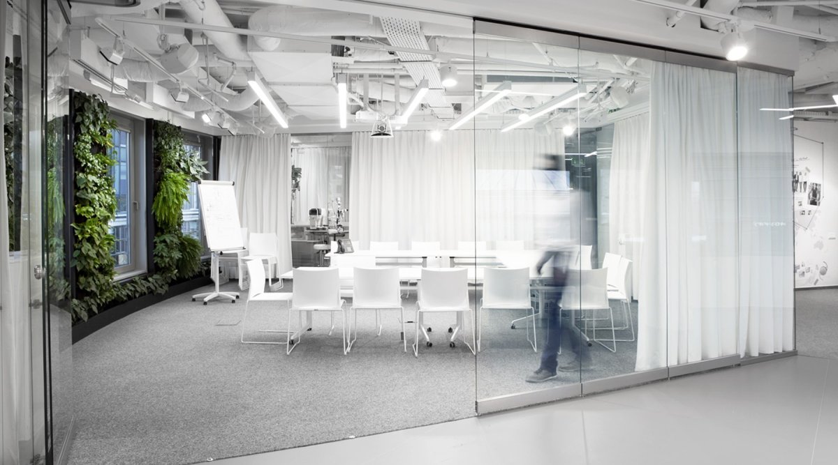 Современный офис с перегородками