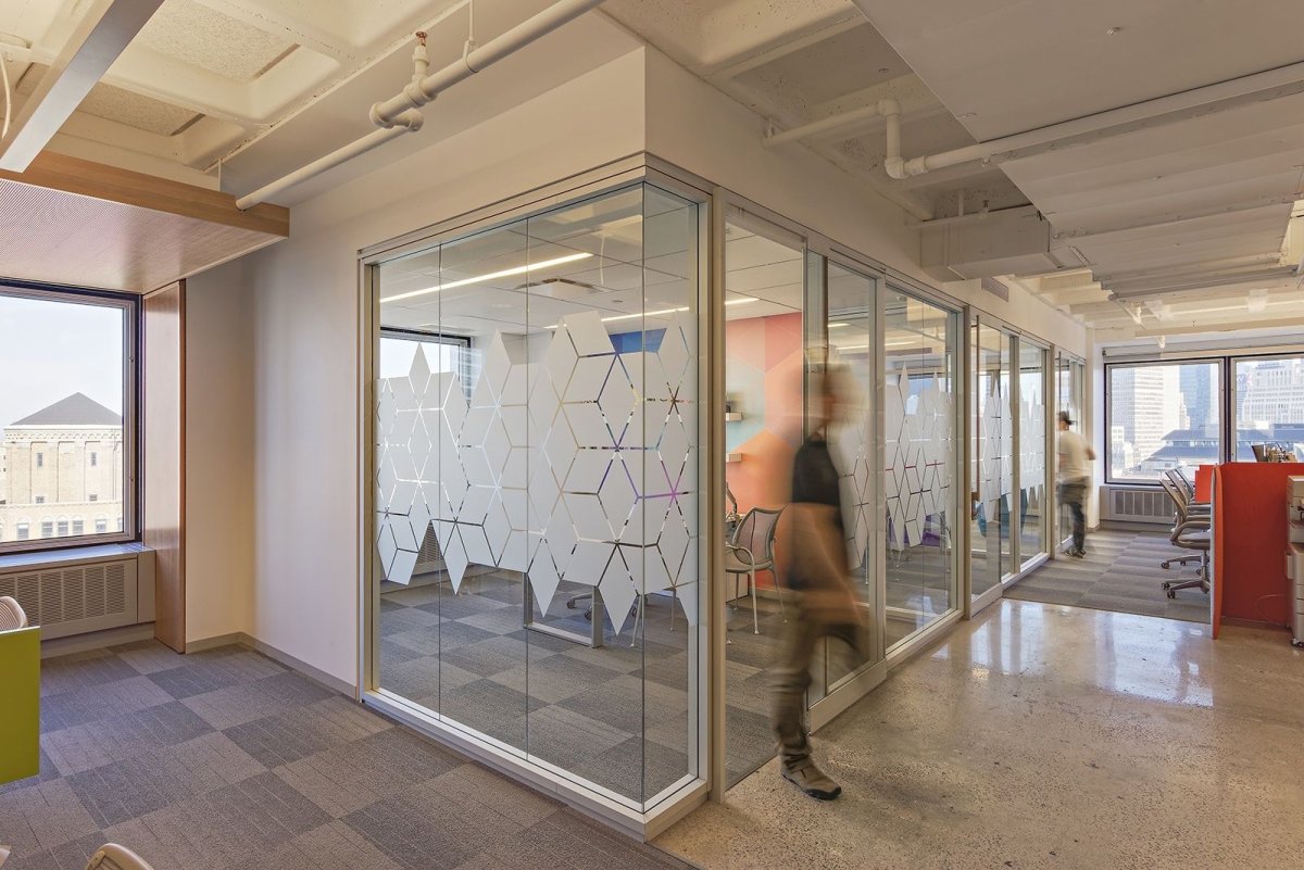 Стеклянные стены в школе