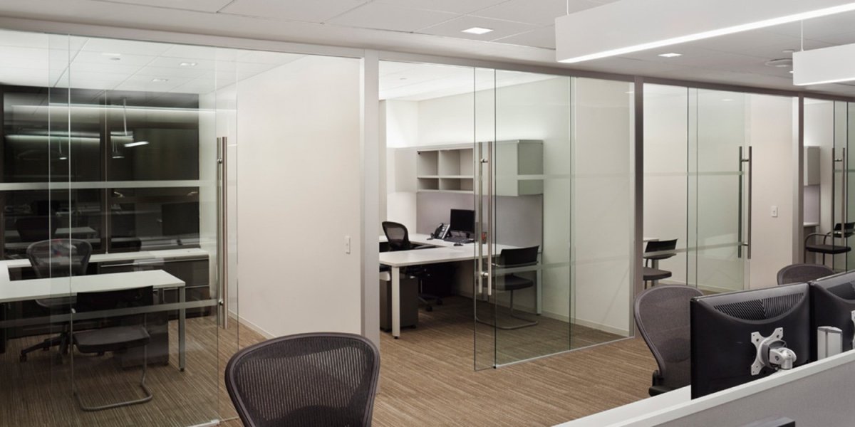 Кабинет за стеклянной перегородкой