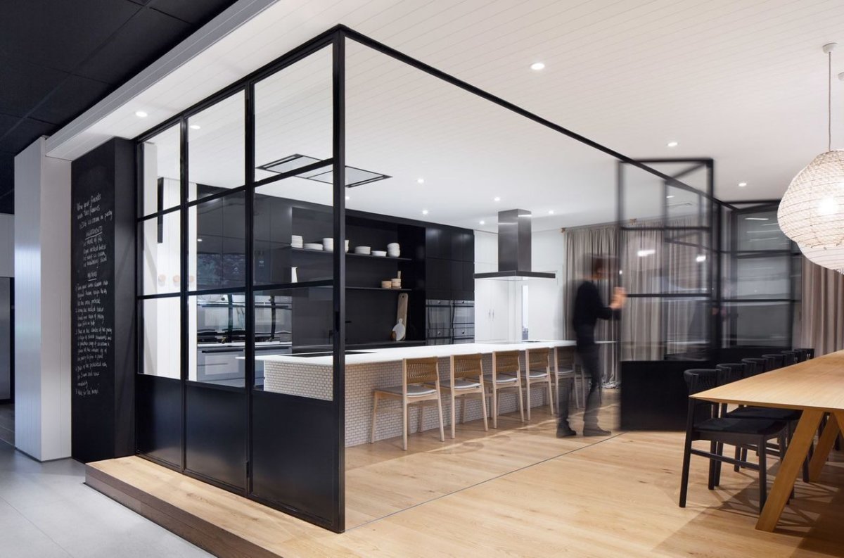 Черная стеклянная перегородка