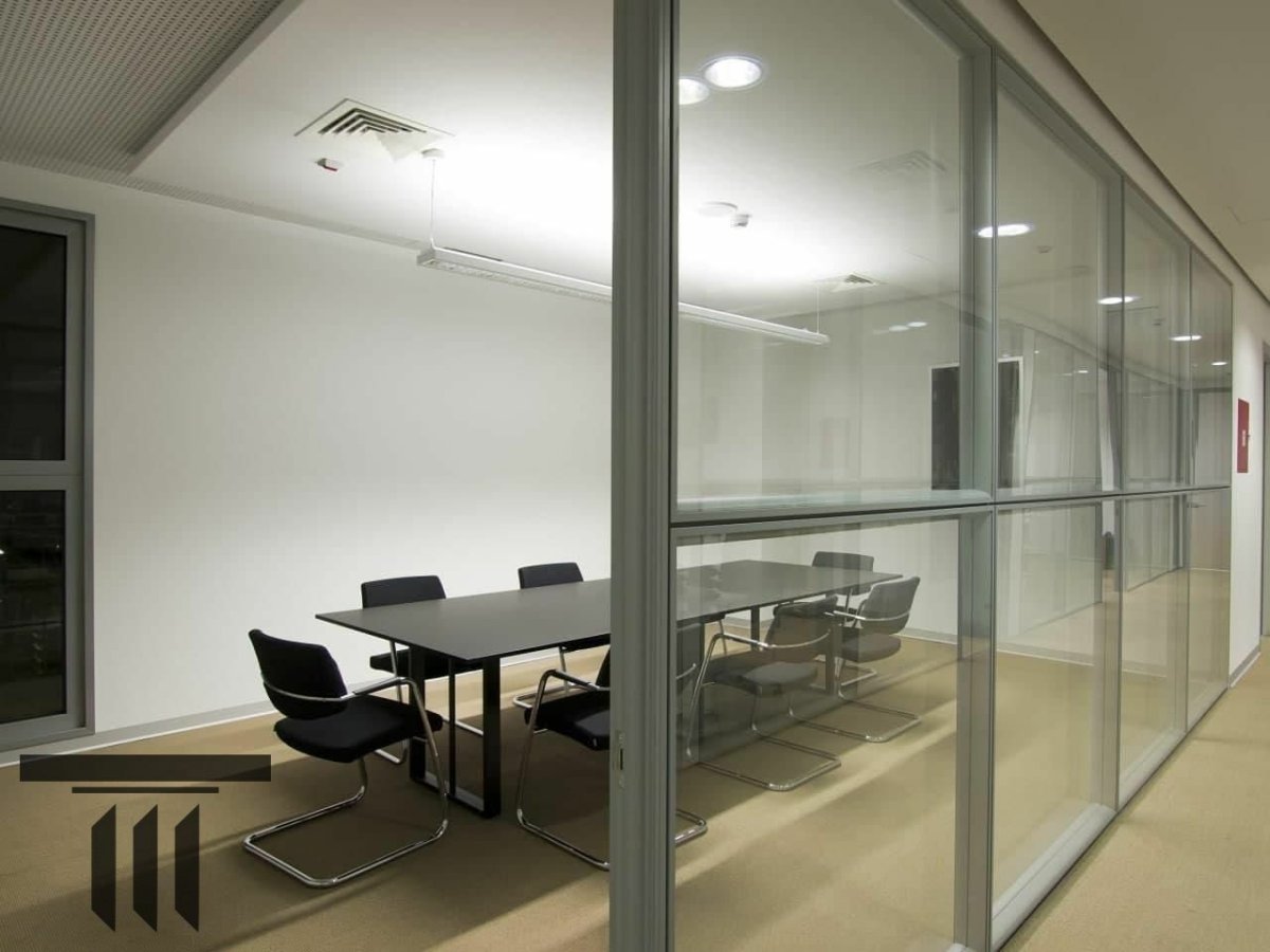Прозрачные перегородки в офисе