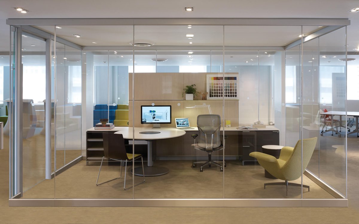 Интерьер офиса с перегородками