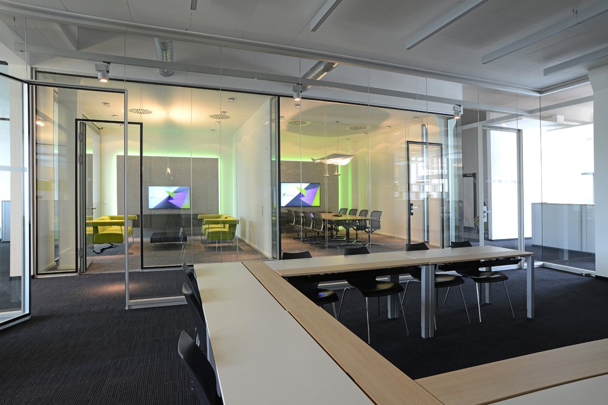 Стеклянный офис здание